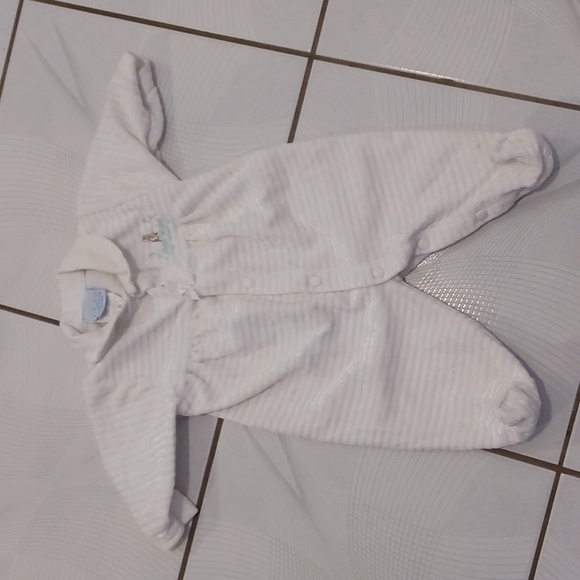 4/$60 White Striped Fleece Baby Onesie - Size 6 Months - Picture 2 of 9